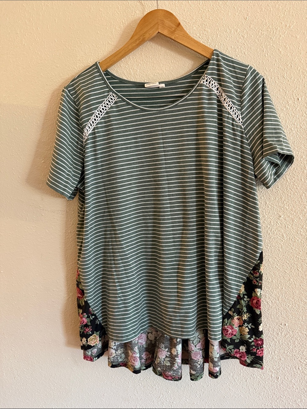 Grace & Emma green strip and floral shirt sleeve top size 2 XL